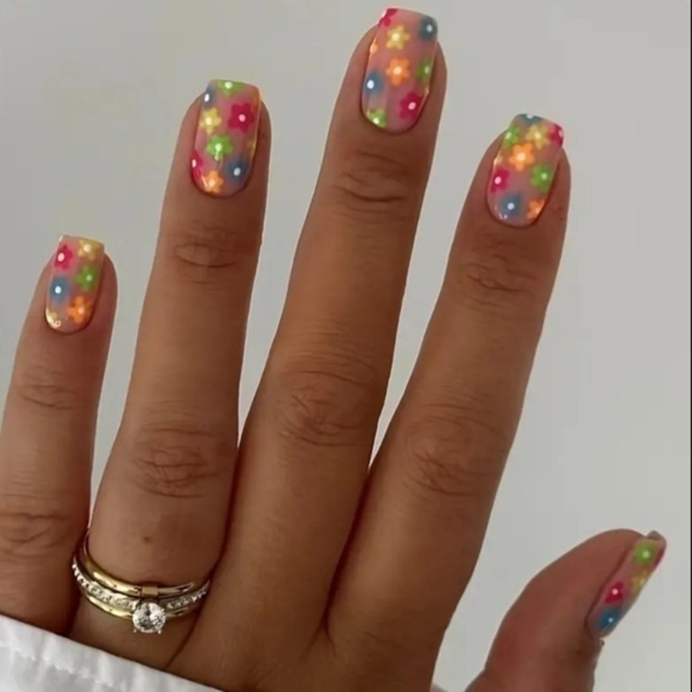 Daisy Glow Fake Press On Nails NWT